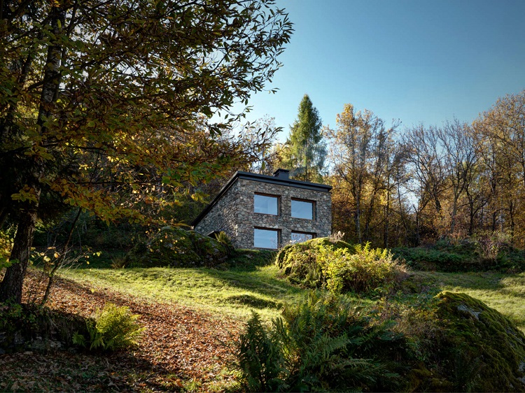 Una vivienda que nace entre montañas